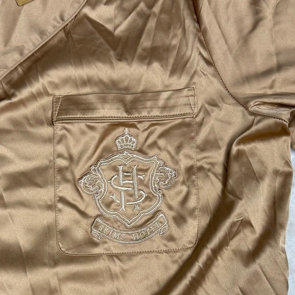 NWT SKIMS  Hotel Shine Long Sleeve Button Up Sleep Top Women’s Large Homey - Picture 8 of 10